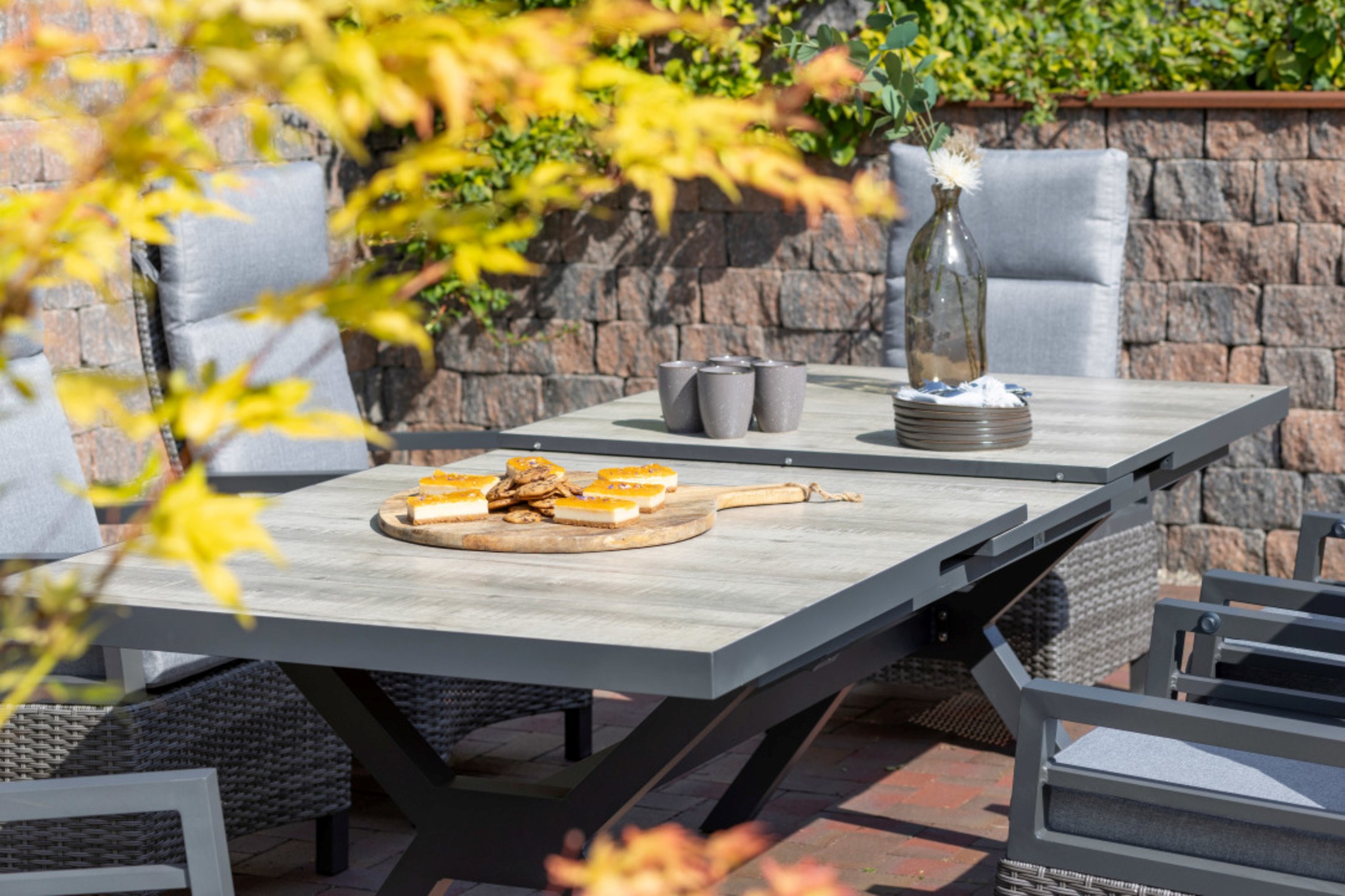 40586_40717-V1_40743_Montana_Ausziehtisch_200_260x100cm_oak_Montana_Dining_Relaxsessel_8mm_dark_grey_Alu_Fusshocker_dark_grey _4_