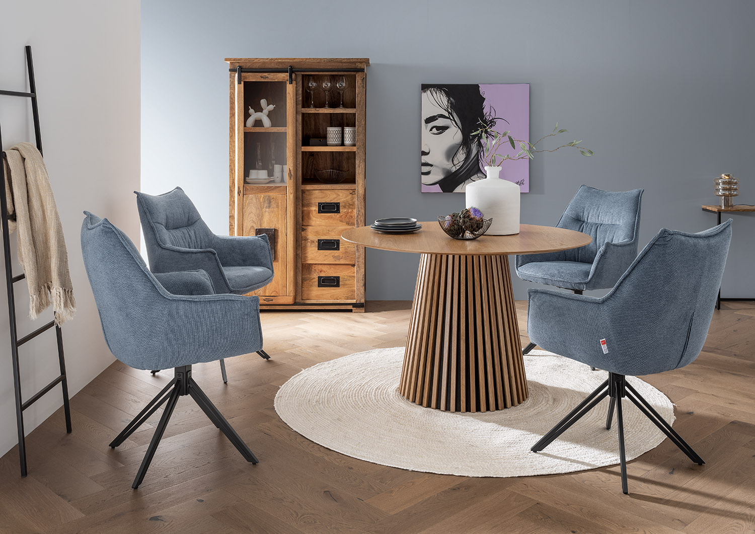 Indoormöbelset Diningsessel Ginosa blau & Tisch Oria natur rund 120cm Indoormöbelset Diningsessel Ginosa blau & Tisch Oria natur rund 120cm