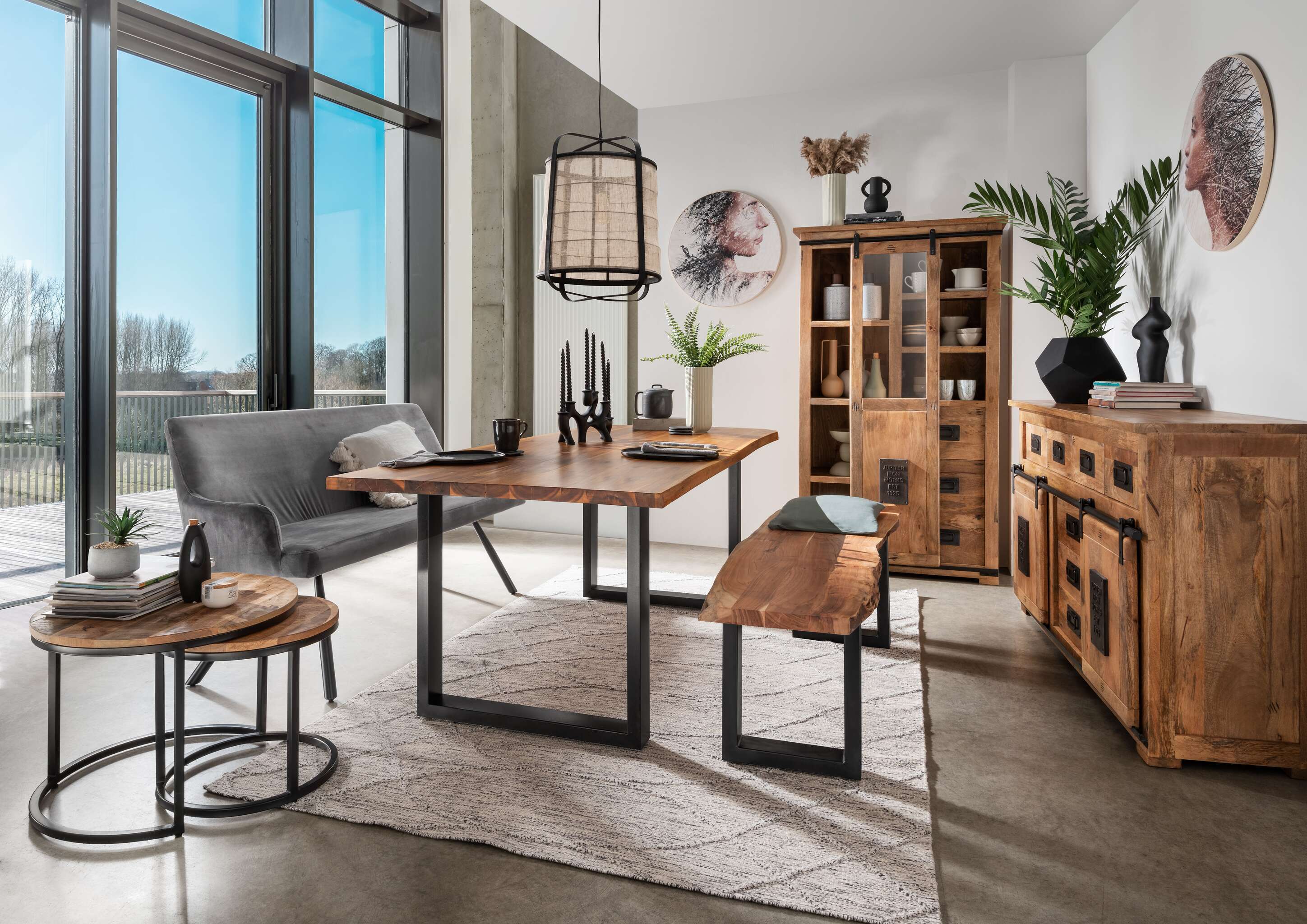 Indoormoebelgruppe_BL60202_Baumkantentisch_Neapel_200x100_BL60206_Baumkantenbank_Neapel_BL62201_Diningsofa_Modena_grau_BL61002-BL61001_Florenz_Vitrine_Sideboard_BL61005_Couchtisch_2erSet_Fermo