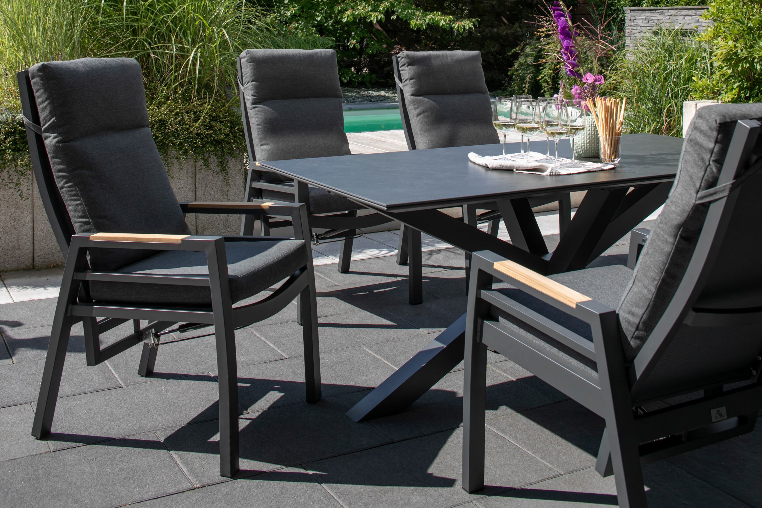 40781_40726-A_Livingston_Tisch_200x90_dark-grey_Montana_Dining_Relaxsessel_Alu-Textilene_Teakarmlehne _23_