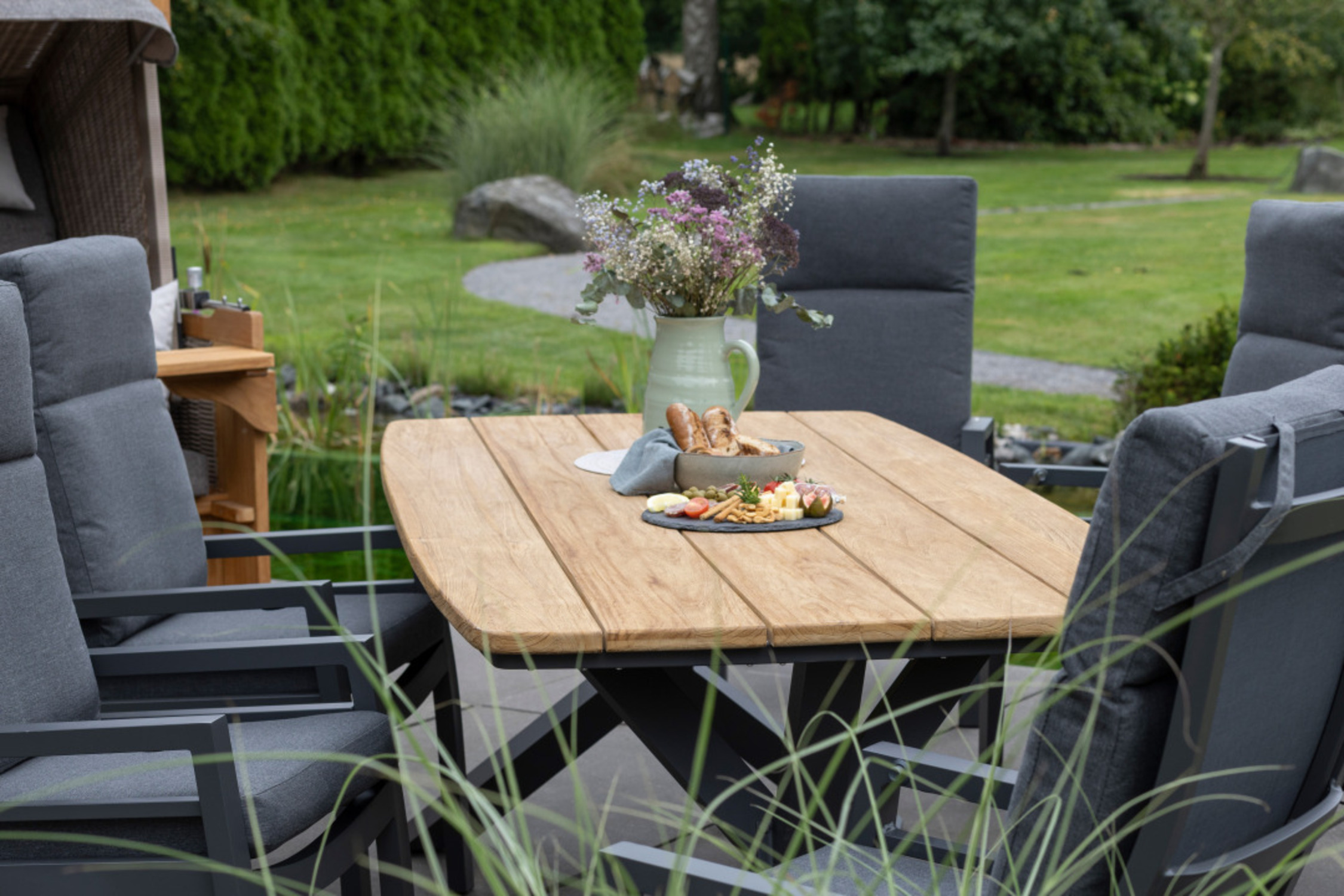 4250008T_69332C_40726-V1_Friesland_Sylt_XL_PE_white_kubu_Des_252_Vernier_Tisch_220x100cm_Montana_Dining_Relaxsessel_Aluminium_Textilene _5_