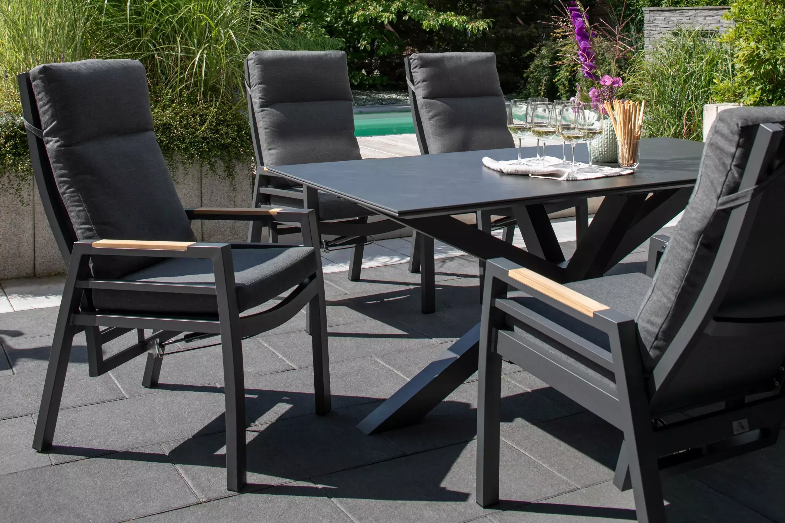 40781_40726-A_Livingston_Tisch_200x90_dark-grey_Montana_Dining_Relaxsessel_Alu-Textilene_Teakarmlehne _23_