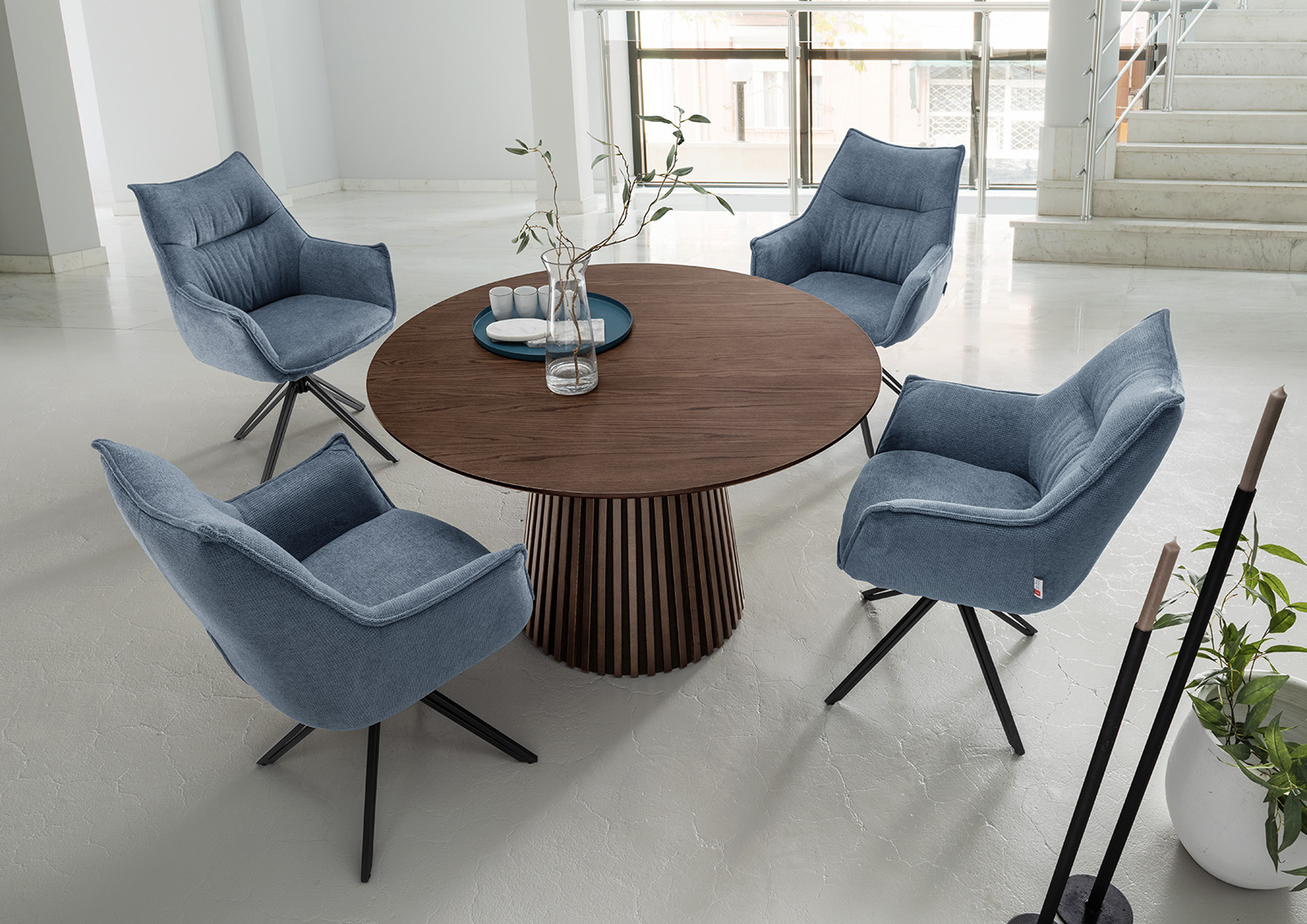 Indoormöbelset Diningsessel Ginosa blau & Tisch Barletta smoked oak rund 120cm