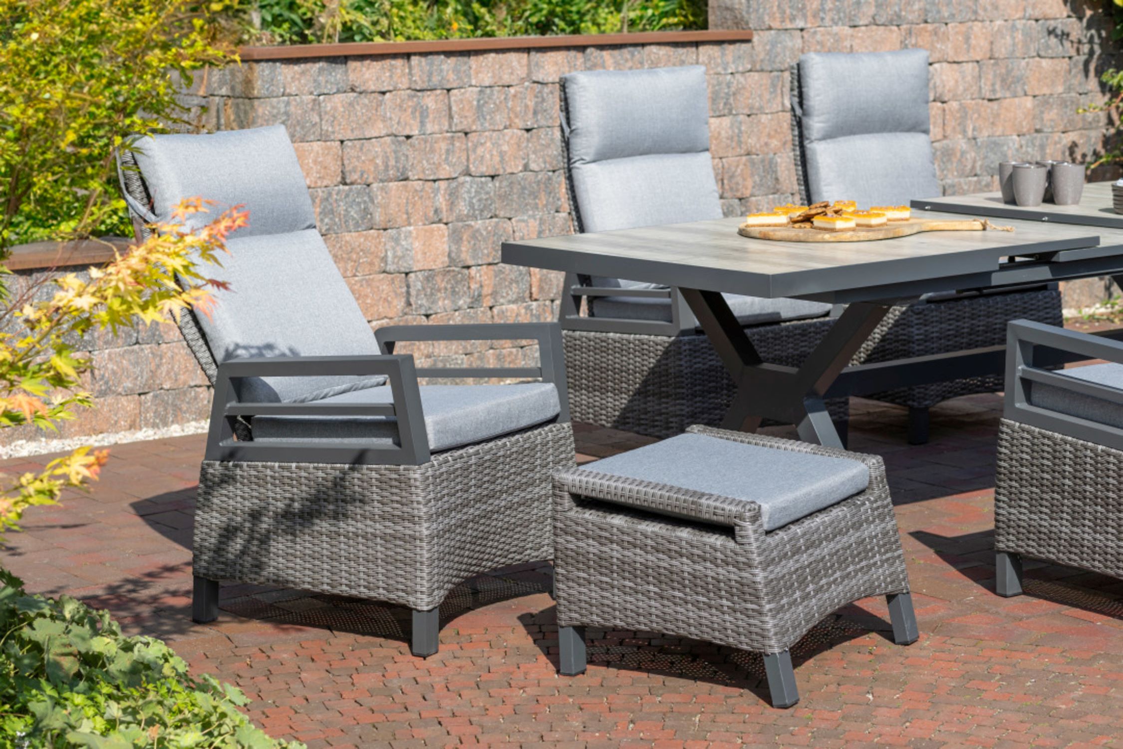 40586_40717-V1_40743_Montana_Ausziehtisch_200_260x100cm_oak_Montana_Dining_Relaxsessel_8mm_dark_grey_Alu_Fusshocker_dark_grey _2_