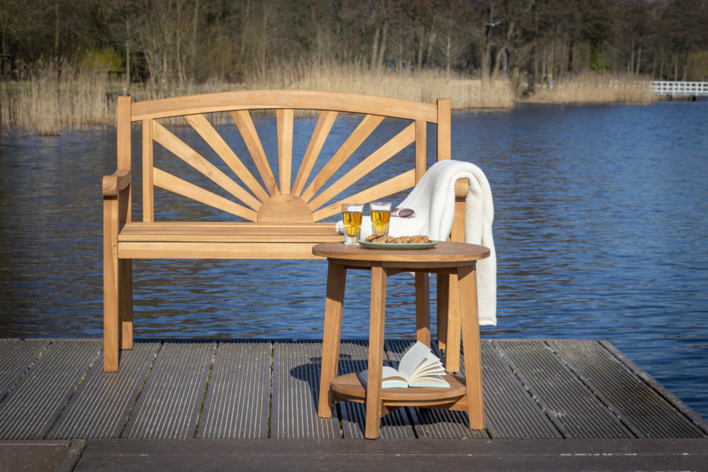 66288_66300_Woodie_Bank_Sun_120cm_Woodie_Beistelltisch_50cm_mit_zweiter_Ebene_Milieu